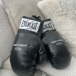 “They Fight” Everlast Black Training Gloves